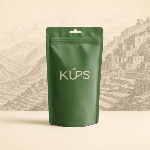 Sachet de café KÚPS Alchemy Wadi Jannat sur un décor de terrasses montagneuses du Yémen