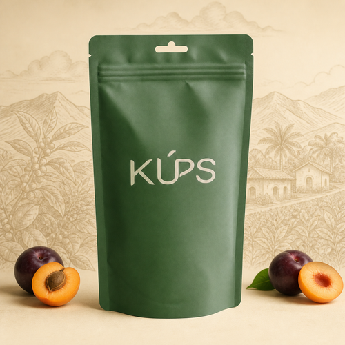 Sachet de café KÚPS Bourbon jaune sur un décor de la Finca Mikaela au Pérou