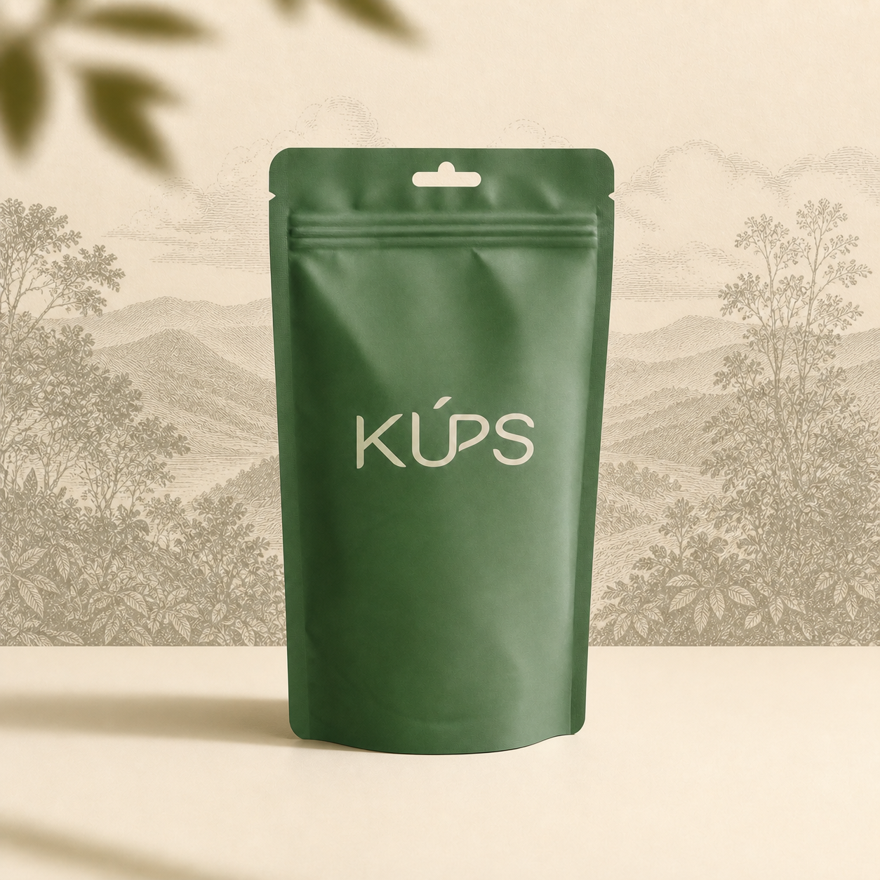 Sachet de café KÚPS Galesh sur un décor de hauts plateaux caféiers d’Éthiopie
