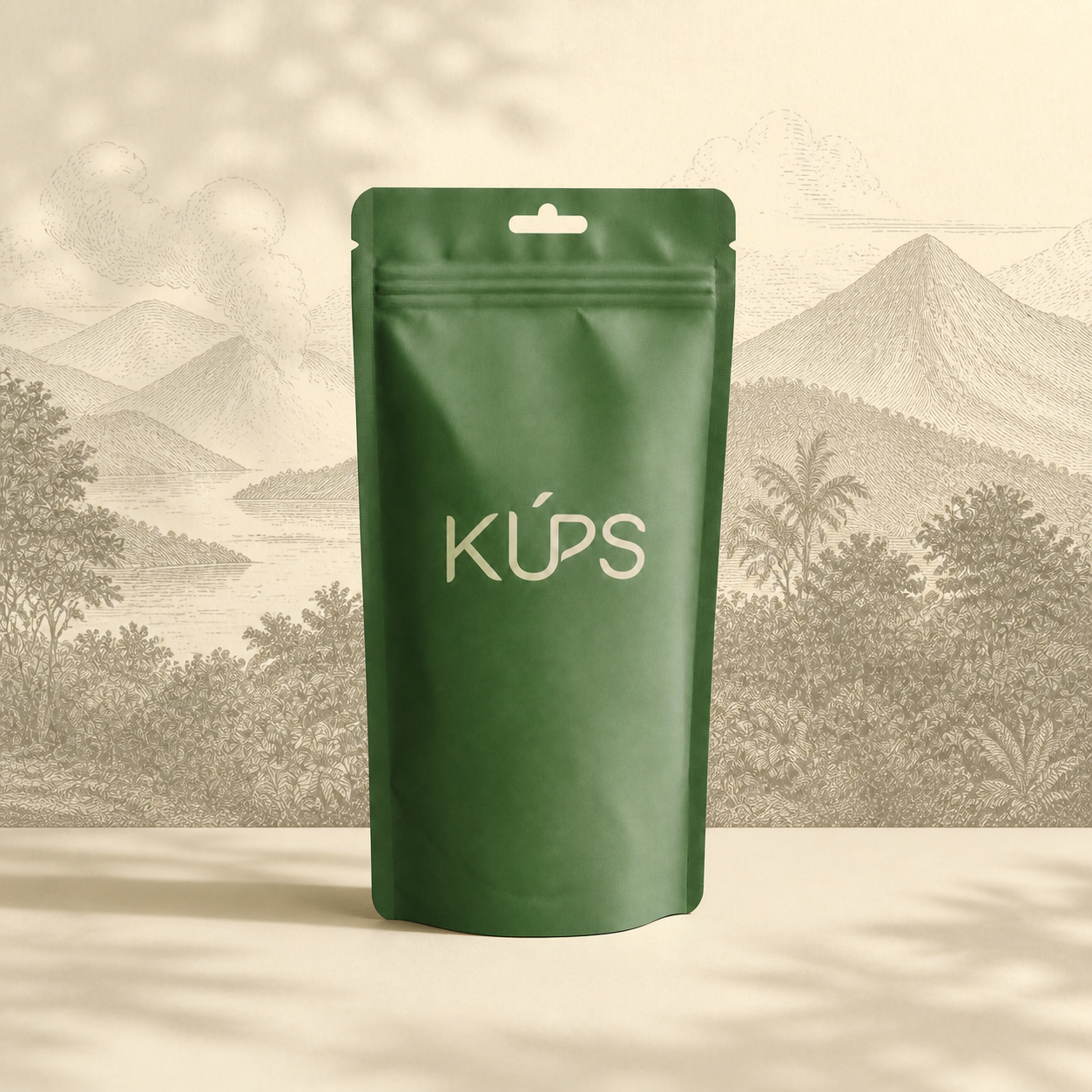Sachet de café KÚPS Kayumas sur un décor volcanique de l’est de Java en Indonésie