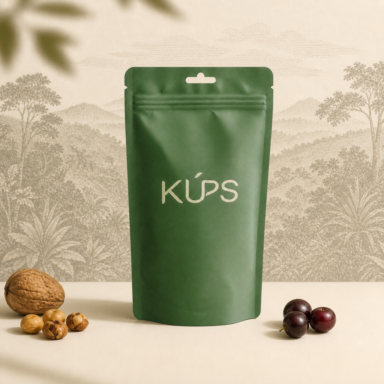 Sachet de café KÚPS Pangoa sur un décor de forêt et de montagnes du Pérou