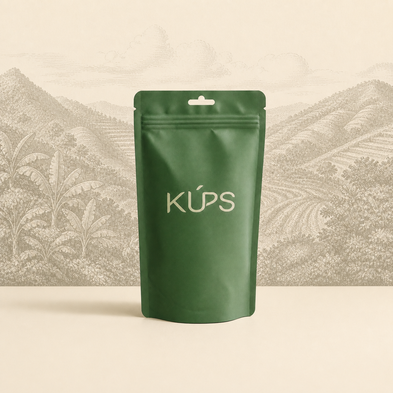 Sachet de café KÚPS Zomboambe sur un décor de collines tropicales de Zombo en Ouganda